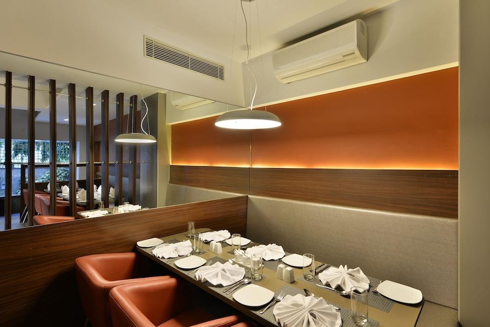 The Fern Residency, Vadodara Buitenkant foto